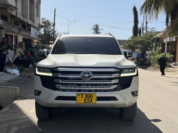 Toyota Land Cruiser LC300 2024 White