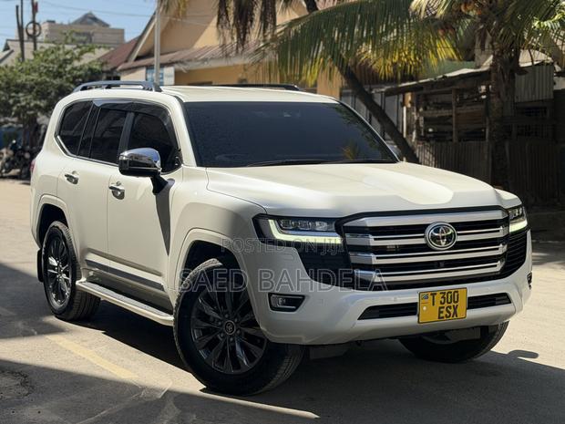 Toyota Land Cruiser LC300 2024 White