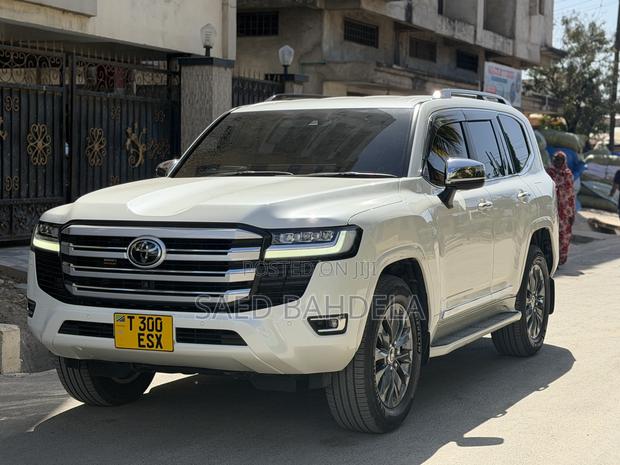 Toyota Land Cruiser LC300 2024 White