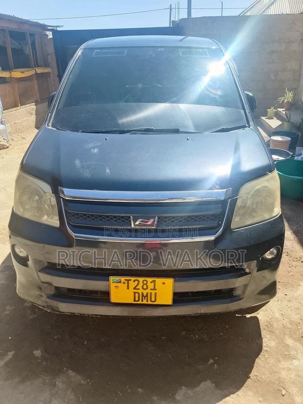 Toyota Noah 2.0 FWD (8 Seater) 2005 Black