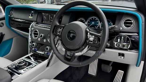 Rolls-Royce Cullinan Base 2019 Silver
