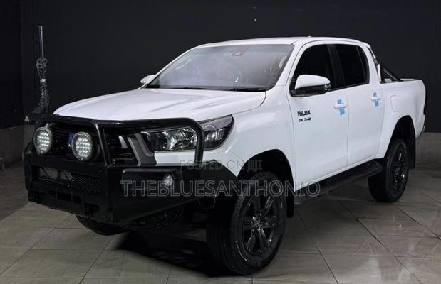 Toyota Hilux 2023 White