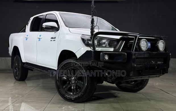 Toyota Hilux 2023 White