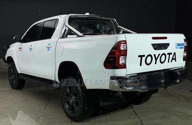 Toyota Hilux 2023 White