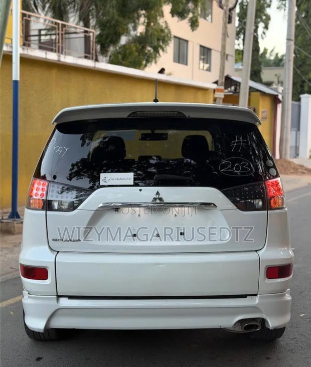 Mitsubishi Outlander 2010 White