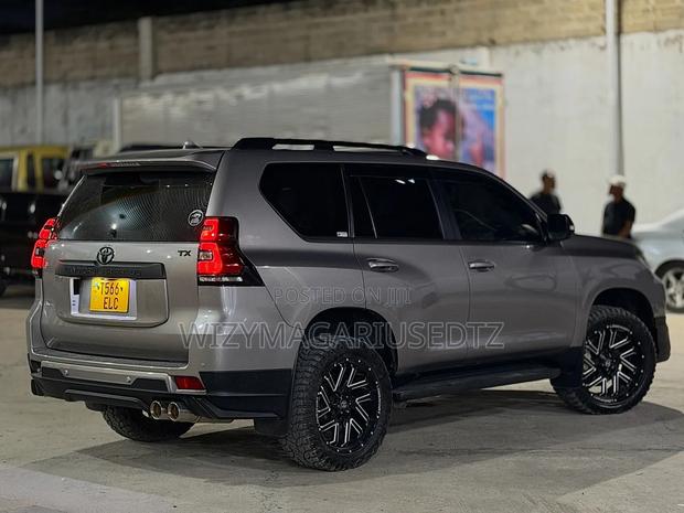 Toyota Land Cruiser Prado 2023 Gray