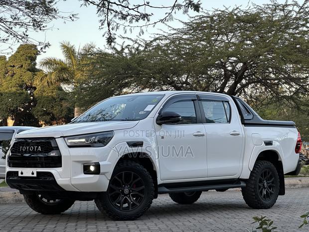 Toyota Hilux 2023 White