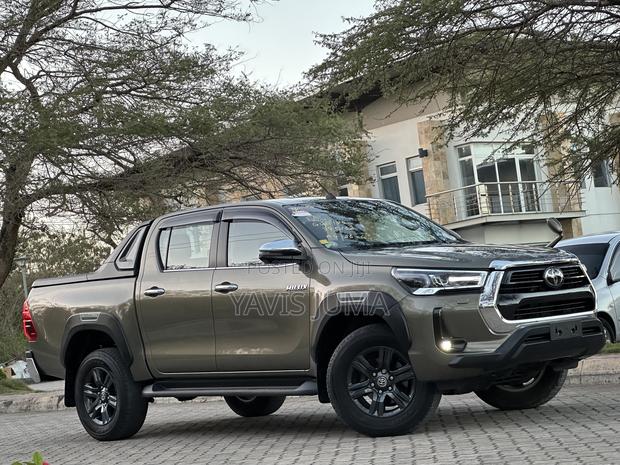 Toyota Hilux 2023 Gray