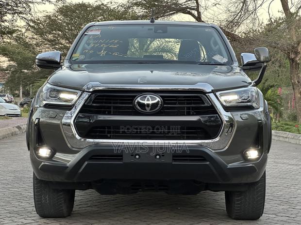 Toyota Hilux 2023 Gray