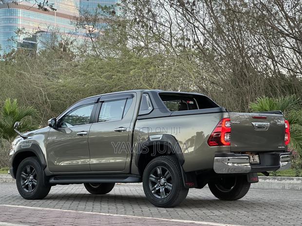 Toyota Hilux 2023 Gray