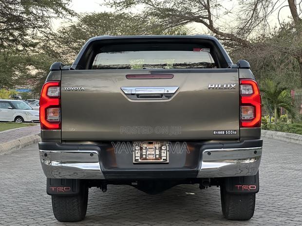 Toyota Hilux 2023 Gray