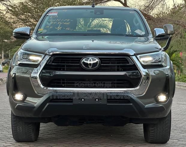Toyota Hilux 2023 Beige