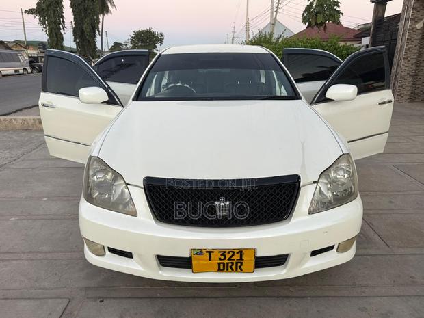 Toyota Crown 2006 White