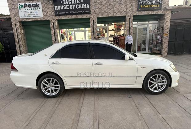 Toyota Crown 2006 White