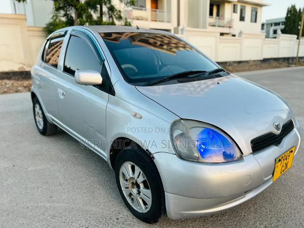 Toyota Vitz 2002 Silver