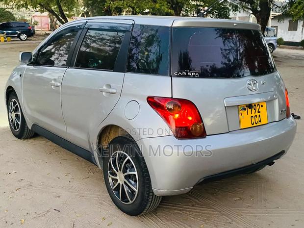 Toyota IST 2004 Silver