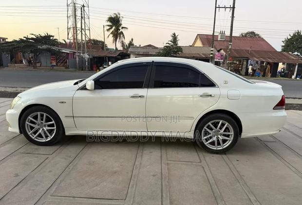 Toyota Crown 2006 White