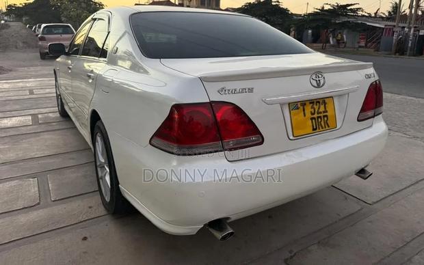 Toyota Crown 2006 White