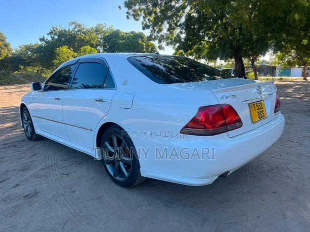 Toyota Crown 2006 White