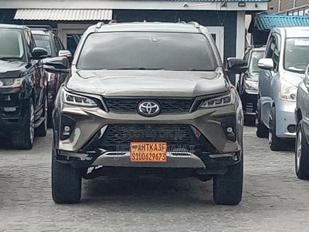 Toyota Fortuner 2021 Brown