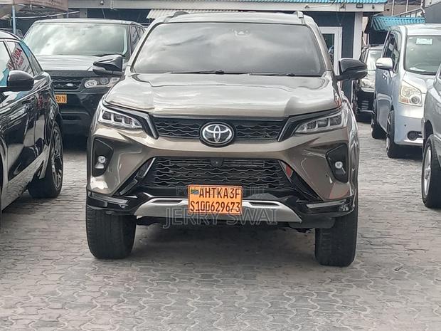 Toyota Fortuner 2021 Brown