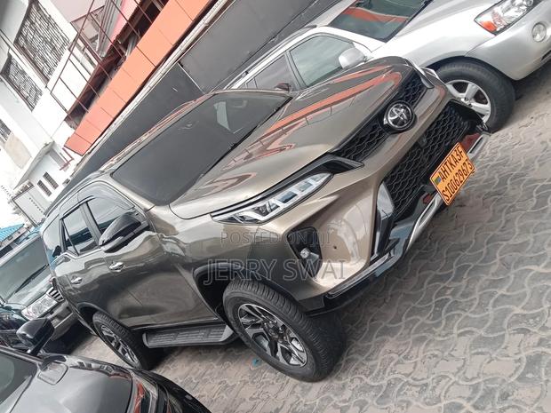 Toyota Fortuner 2021 Brown