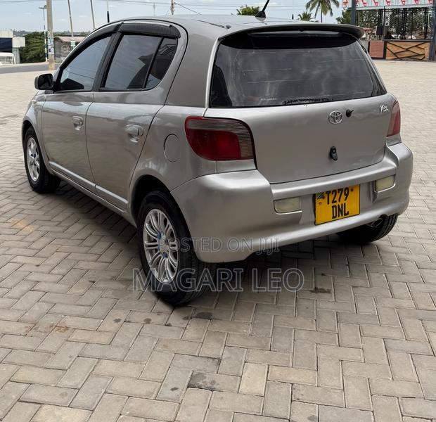 Toyota Vitz 1.5 FWD 5dr 2004 Beige