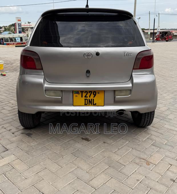 Toyota Vitz 1.5 FWD 5dr 2004 Beige