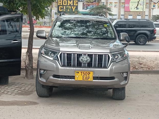 Toyota Land Cruiser Prado 2022 Gold