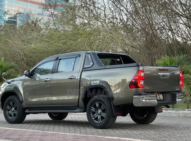 Toyota Hilux 2023 Brown