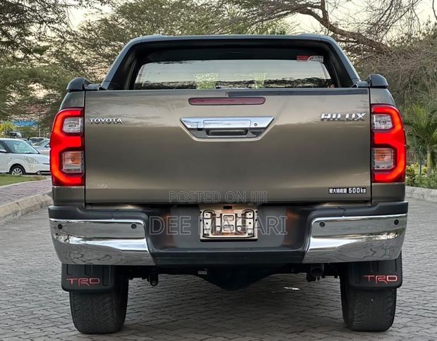 Toyota Hilux 2023 Brown