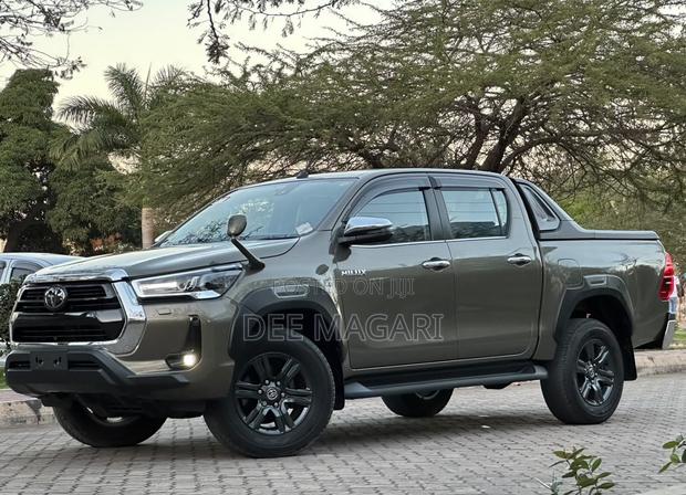 Toyota Hilux 2023 Brown
