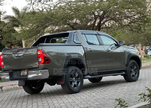 Toyota Hilux 2023 Brown