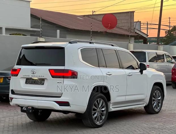 Toyota Land Cruiser 2025 Pearl