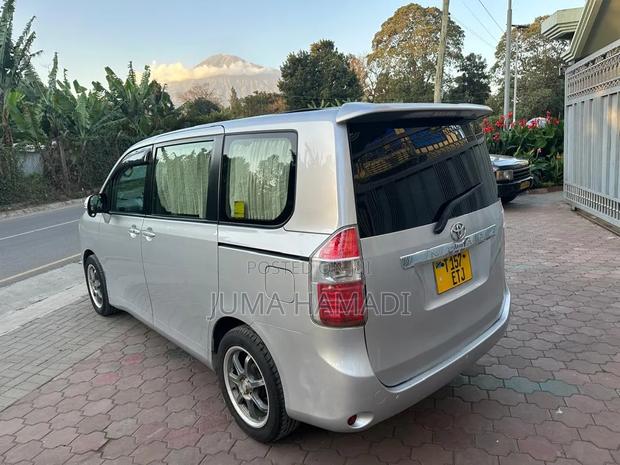 Toyota Noah 2009 Silver