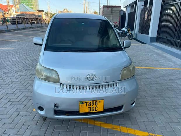 Toyota Porte 2004 Silver