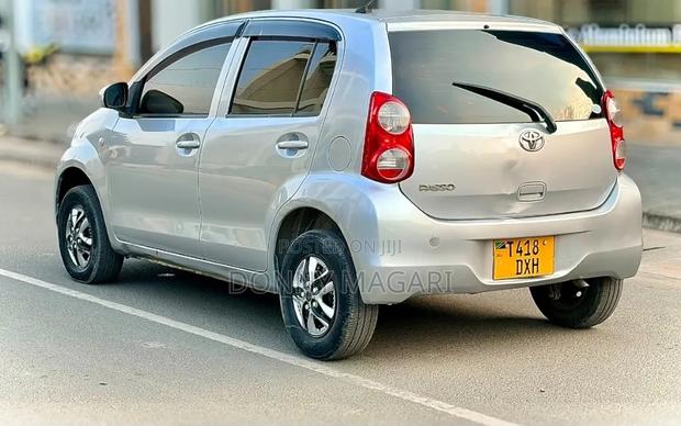 Toyota Passo 2011 Silver