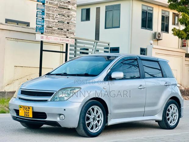 Toyota IST 2004 Silver