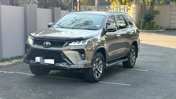 Toyota Fortuner 2024 Brown