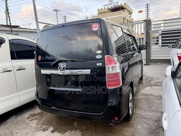 Toyota Noah 2.0 143hp FWD (8 Seater) 2008 Black