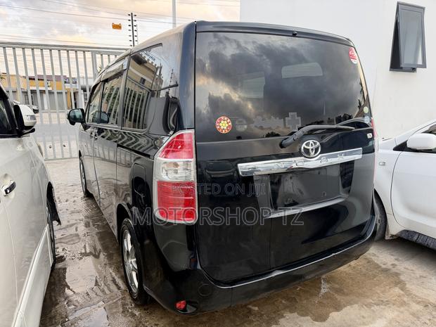 Toyota Noah 2.0 143hp FWD (8 Seater) 2008 Black