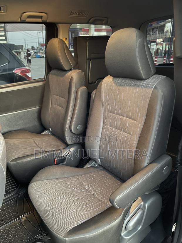 Toyota Noah 2.0 143hp FWD (7 Seater) 2010 Black