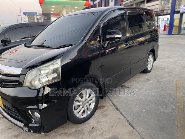 Toyota Noah 2.0 143hp FWD (7 Seater) 2010 Black