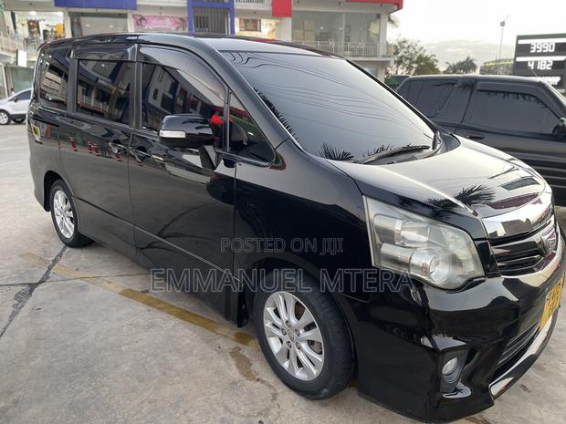 Toyota Noah 2.0 143hp FWD (7 Seater) 2010 Black