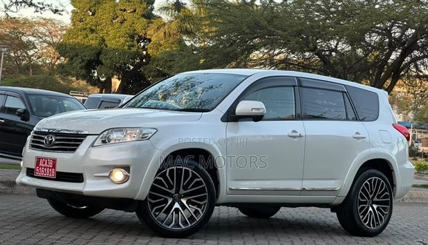 Toyota Vanguard 2010 White