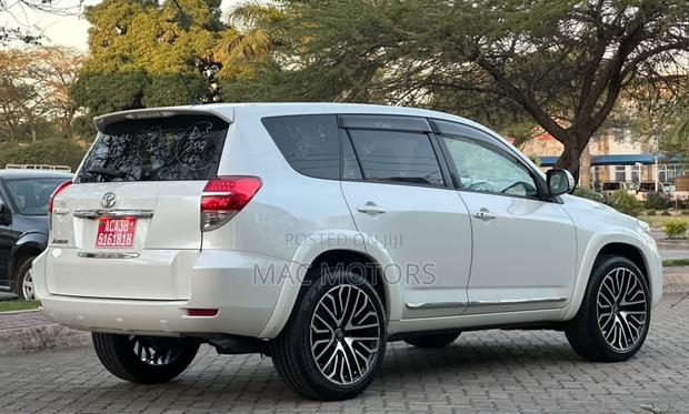 Toyota Vanguard 2010 White