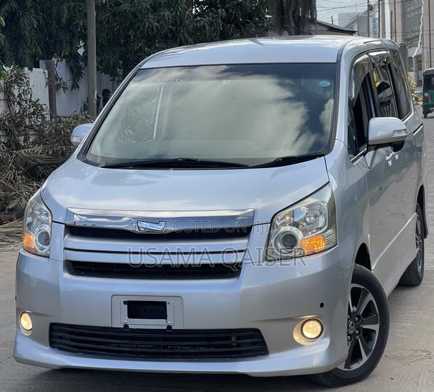 Toyota Noah 2.0 143hp FWD (7 Seater) 2008 Silver