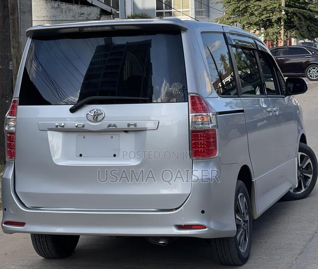 Toyota Noah 2.0 143hp FWD (7 Seater) 2008 Silver