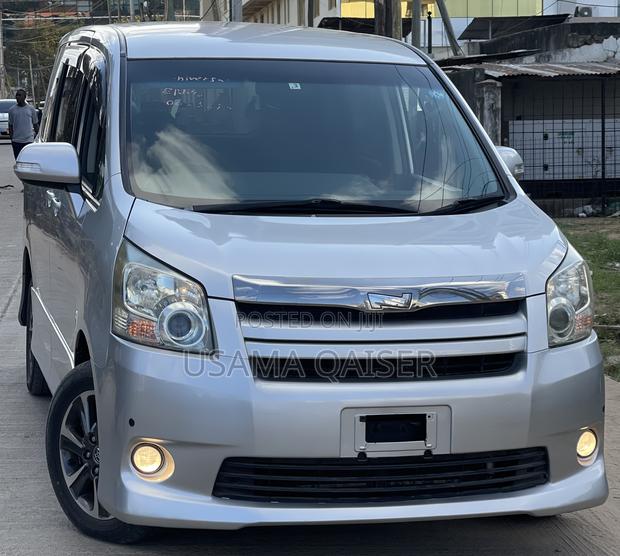 Toyota Noah 2.0 143hp FWD (7 Seater) 2008 Silver