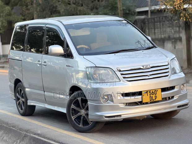 Toyota Noah 2005 Silver